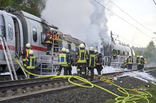 Vlak okamžite zastavili a záchranné zložky evakuovali všetkých 510 cestujúcich.