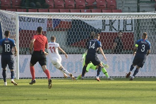 Na snímke tretí zľava Michael Krmenčík (Česko) strieľa úvodný gól v zápase 1. skupiny B divízie Ligy národov.