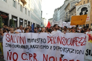 Do ulíc Milána vyšli tisícky ľudí.