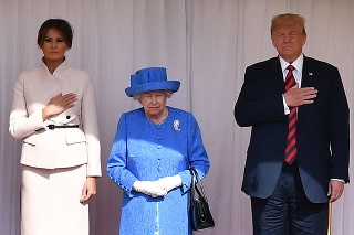 Kráľovná Alžbeta II. privítala prezidenta Donalda Trumpa s manželkou Melaniou.