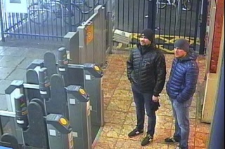 Obvinení: Ruslana Boširova a Alexandra Petrova zachytili kamery na stanici v Salisbury. 