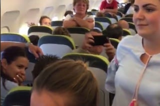 Pasažieri v lietadle sa nestačili čudovať.