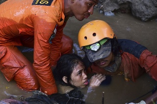 Záchranári bojujú o ľudské životy.