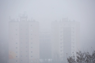 Smog zakrýva paneláky v Budapešti.