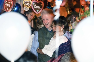Manželia Clintonovci sa zúčastnili tohtoročného Oktoberfestu.