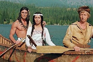 S týmto tomahawkom sa v roku 1967 oháňal vo fi lme Náčelník Veľký had legendárny  Gojko Mitič (74) (vľavo). 
