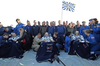 Modul s troma kozmonautmi z ISS úspešne pristál v Kazachstane.