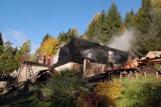 Chata na Kysuciach zhorel, majiteľ vyčíslil škodu na 160-tisíc eur. 