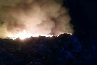 Požiar zachvátil mestskú skládku odpadu v Hnúšti (okres Rimavská Sobota) v piatok nadránom,