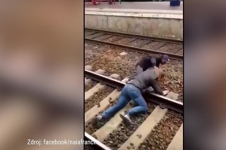Rasistický útok na vlakovej stanici: Tínedžera zhodil útočník na koľajnice!
