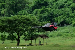 Farmár budúcnosti: Najmenšie športové lietajúce auto predviedlo prelet nad farmou