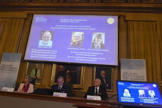 Nobelovu cenu za fyziku za rok 2018 získala trojica vedcov.