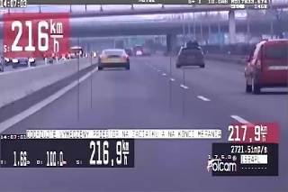 Vodič tohto rýchleho auta s českým evidenčným číslom na diaľnici v Bratislave prekročil rýchlosť o 90 km/hod. Dostal pokutu.