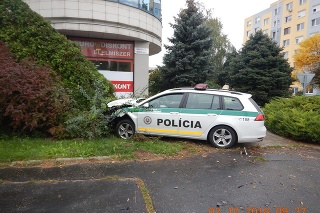 Policajné auto po zrážke skončilo na trávniku.
