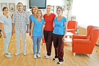Ošetrovatelia z domova Egídius  Katka (40) (zľava), Marián (48), Anna (52), Daniela (27), Adriana (43), Katka (37) sa tešia, že im porastú platy.