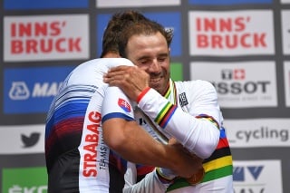 Slovenský cyklista gratuluje Valverdemu.