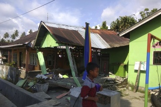 Cunami na ostrove Sulawesi ničilo domy, mnoho rodín je nezvestných.