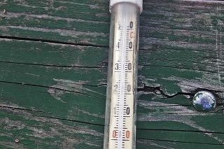 Teplomer ukazuje mínusové teploty.