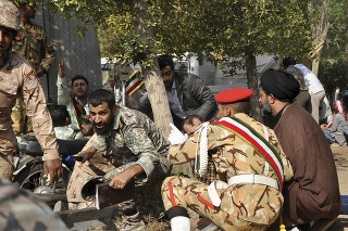 Príslušníci iránskych ozbrojených zložiek a civilisti hľadajú úkryt počas útoku ozbrojencov na vojenskú prehliadku v meste Ahváz.