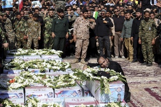 Tisíce ľudí sa zhromaždili v uliciach mesta Ahváz na juhozápade Iránu, aby si uctili pamiatku obetí útoku.