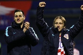 Chorvát Luka Modrič (vpravo) oslavuje víťazstvo nad Gréckom.