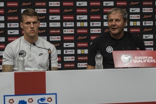 Na snímke vpravo tréner slovenskej futbalovej reprezentácie Ján Kozák a vľavo kapitán tímu Martin Škrtel.