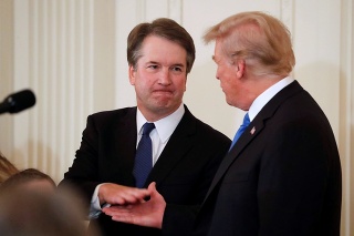 Brett Kavanaugh (vľavo) spolu s prezidentom Trumpom.