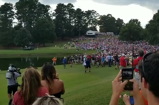 Tiger Woods privolal obrovskú masu ľudí: Po výhre sa dav radoval spolu s ním!