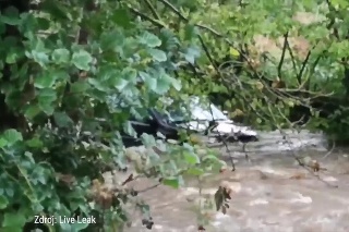 Nešťastníkovi odplavilo auto priamo pred očami: Záplavy na Britských ostrovoch pokračujú!