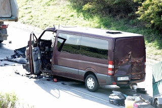 Nákladné auto sa zrazilo s dodávkou, 5 ľudí zomrelo (ilustračné foto).