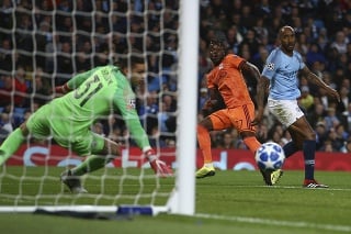 Hráč Lyonu Maxwel Cornet (v strede) strieľa úvodný gól do bránky Manchesteru City.