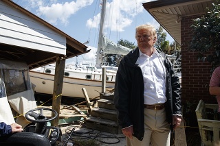 Donald Trump počas návštevy poškodeného domu, kde sa v záhrade prevrátila loď.