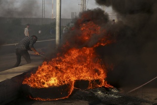 Izraelská paľba na demonštrantov v Gaze zranila 26 Palestínčanov.