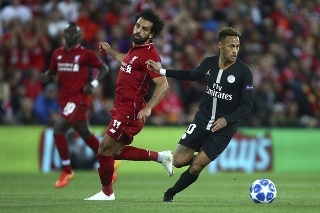Hráč Liverpoolu Mohamed Salah(vľavo) bojuje o loptu s Neymarom z PSG.