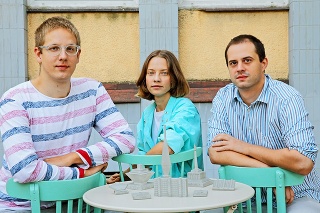 Zľava Peter Baran (25), Mária Pinčíková (31)  a Michal Sluka (31), autori netradičných  suvenírov Bratislavy.