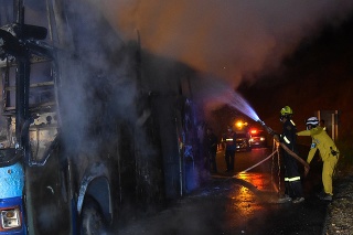 Autobus zachvátil požiar v piatok okolo 1.30 h ráno miestneho času.