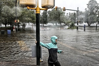 New Bern: Žena sa snaží prejsť cez zaplavené mesto.