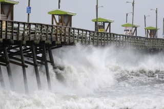 Prudké vlnobitie spôsobené hurikánom Florence na ostrove Emerald pri pobreží amerického štátu Severná Karolína.