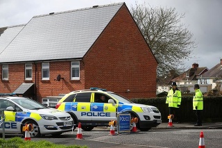 Pred domom Sergeja Skripaľa v anglickom Salisbury stále hliadkujú policajti.
