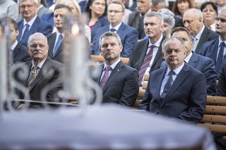 Premiér Peter Pellegrini (vľavo) a prezident Andrej Kiska na Národnej púti v Šaštíne.