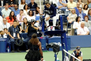Carlos Ramos sa vo finále US Open dostal do konfliktu so Serenou Williams.