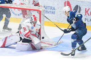 Na snímke vpravo Branislav Rapáč (Nitra) a brankár Attila Adorján (Miškovec).