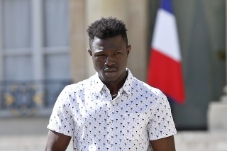 Mamoudou Gassama z Mali ukazuje certifikát za odvahu a odhodlanosť od prefekta parížskej polície.