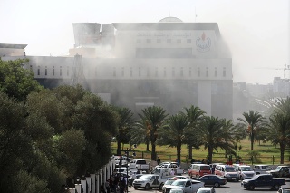 Sídlo ropnej spoločnosti v Tripolise napadli ozbrojenci.