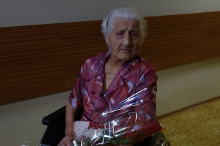 Máriu (109) potešili gratulanti kvetmi a sladkosťami.
