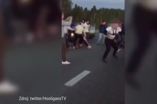 Ruskí chuligáni brutálne zaútočili na fanúšikov: Kopance do hlavy si nahrávali na kameru!
