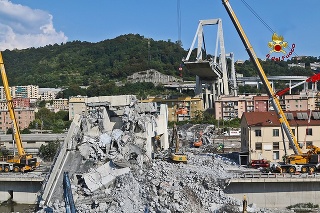 Tragédia pádu Morandiho mosta si vyžiadala 43 obetí.