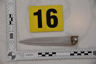 Manžel (54) týmto nožom zaútočil na manželku v spálni. 
