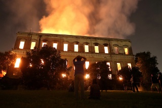 Národné múzeum v Riu de Janeiro zachvátil rozsiahly požiar.