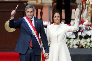 Nový paraguajský prezident Mario Abdo Benítez s manželkou Silvanou Lopezovou počas inaugurácie
